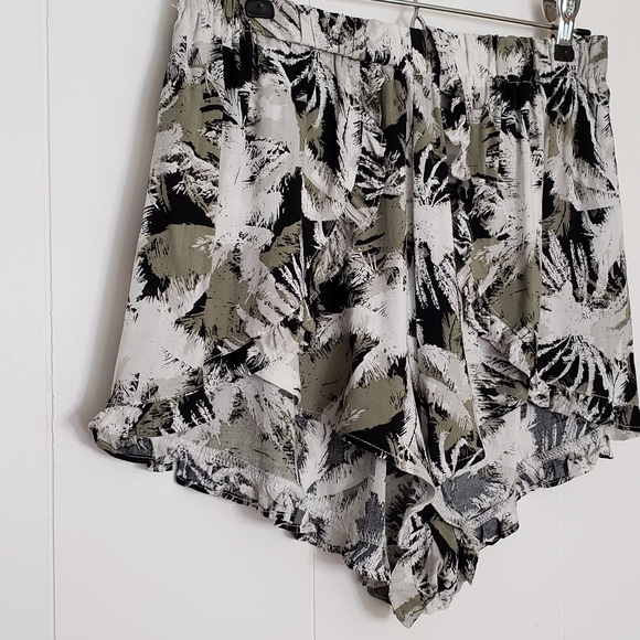 NWT Ruffled Shorts Size 10 - Picture 2 of 8